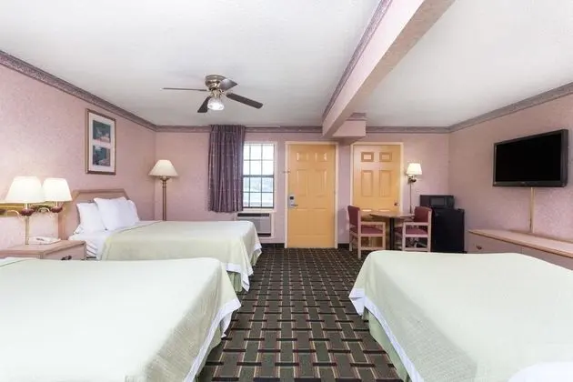 Days Inn by Wyndham Holladay