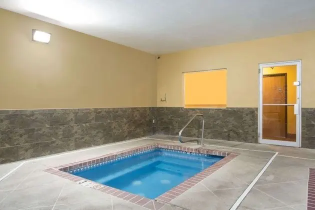 Days Inn by Wyndham Hurricane/Zion National Park Area - Havuz