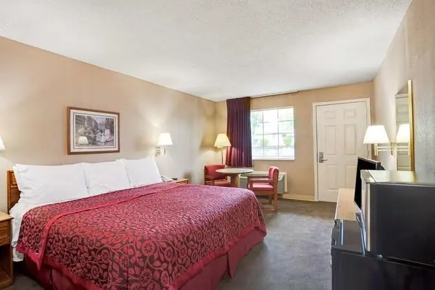 Days Inn by Wyndham Joelton/Nashville - 1