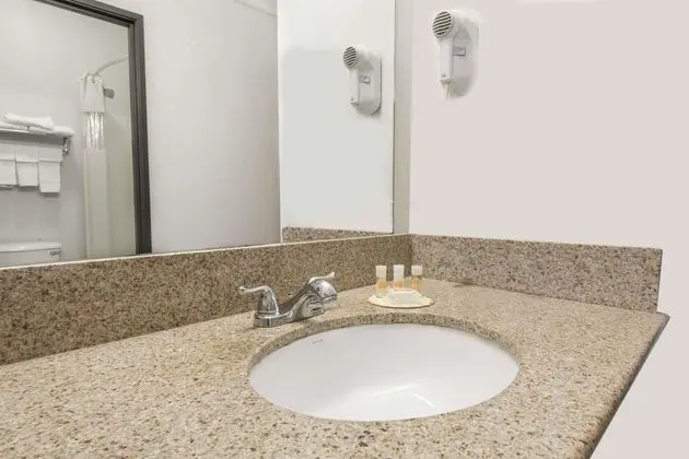 Days Inn by Wyndham Kansas City International Airport