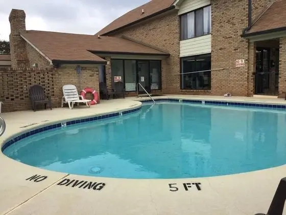 Days Inn by Wyndham King/Winston Salem Area - Havuz