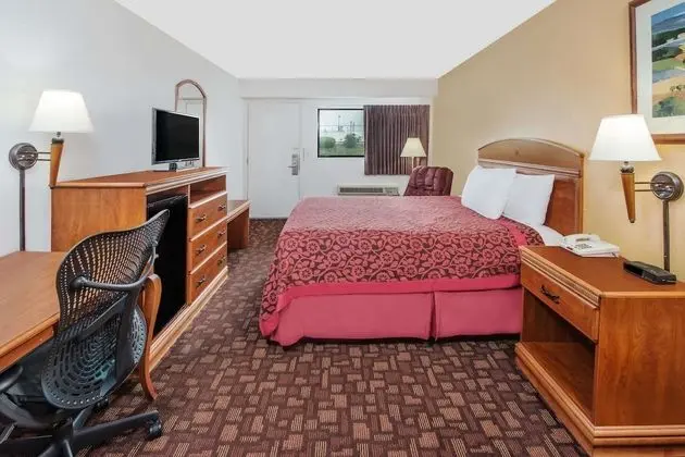 Days Inn by Wyndham Kingdom City - Oda