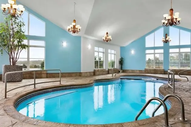 Days Inn by Wyndham Kingston - Havuz