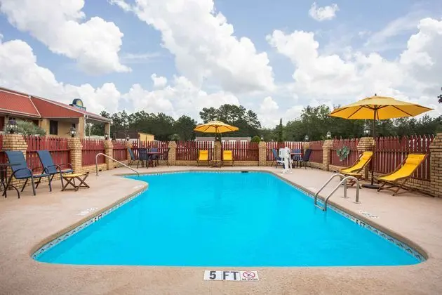 Days Inn by Wyndham Lake City - Havuz