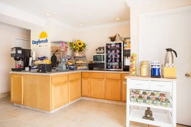 Days Inn by Wyndham Lake City - Yeme / İçme