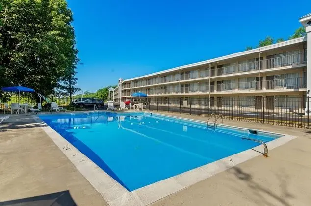 Days Inn by Wyndham Lexington - Havuz