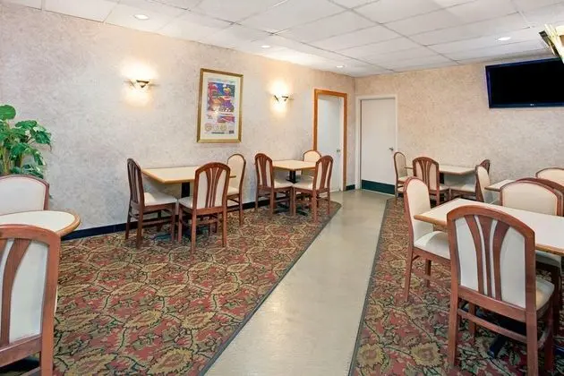 Days Inn by Wyndham Livonia - Detroit