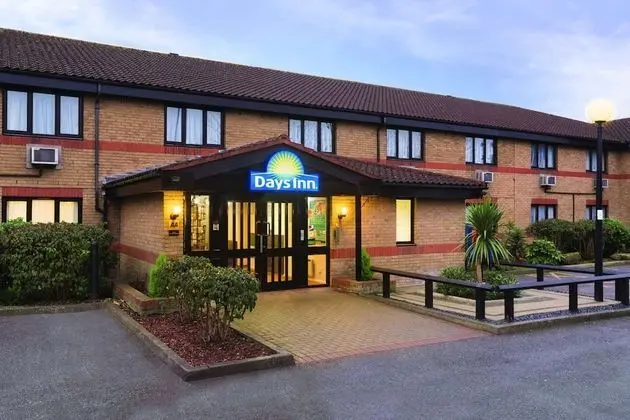 Days Inn by Wyndham London Stansted Airport - Dış Mekan