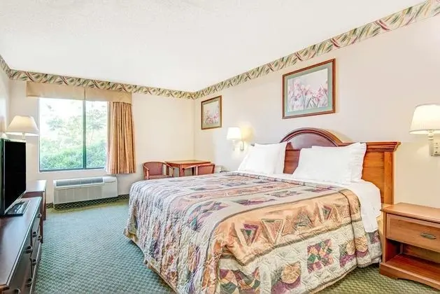 Days Inn by Wyndham Louisburg