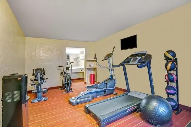 Days Inn by Wyndham Louisville Airport KY