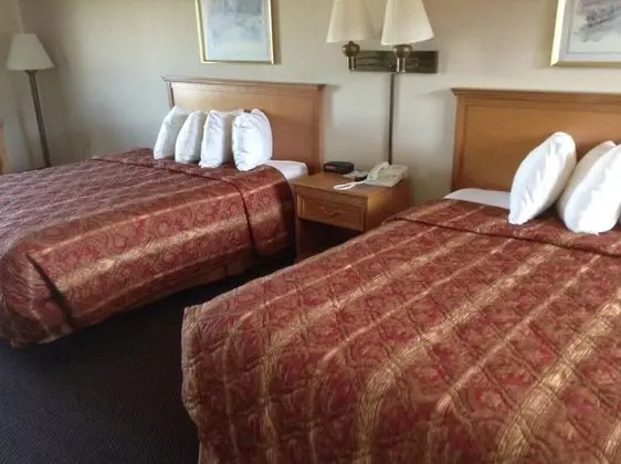 Days Inn by Wyndham Mackinaw City - Lakeview