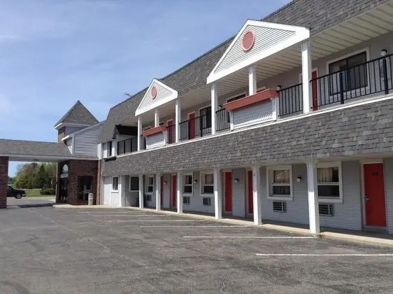 Days Inn by Wyndham Mackinaw City - Lakeview