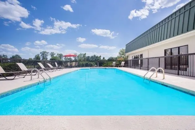 Days Inn by Wyndham Metter - Havuz