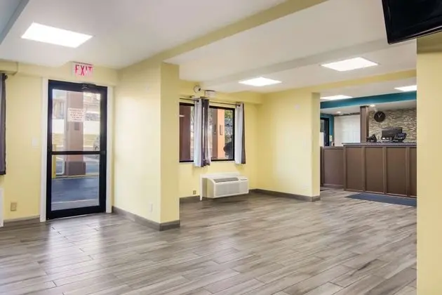 Days Inn by Wyndham Monroeville Pittsburgh - Lobi