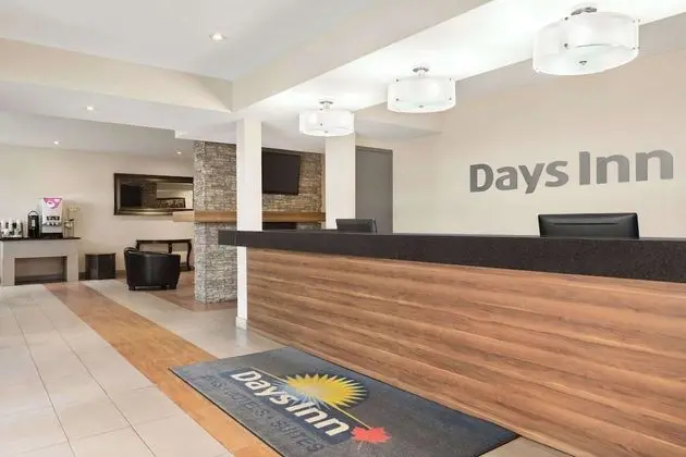 Days Inn by Wyndham Montreal East - Lobi