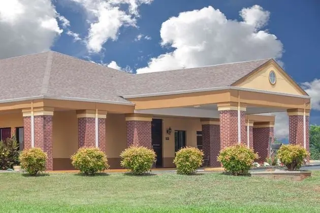 Days Inn by Wyndham Moulton - 1