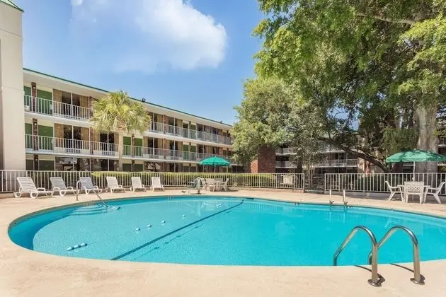 Days Inn by Wyndham Mt Pleasant-Charleston-Patriots Point - Havuz