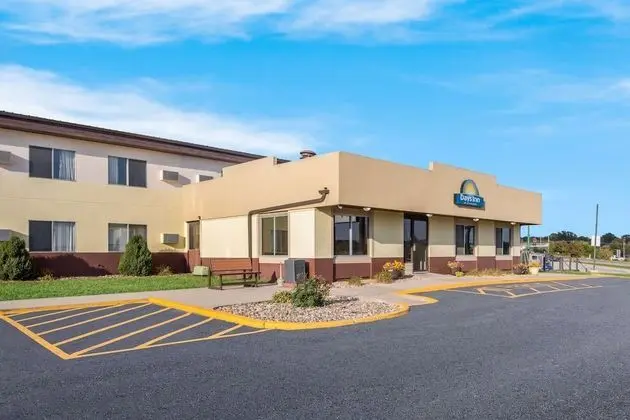 Days Inn by Wyndham Newton - Dış Mekan