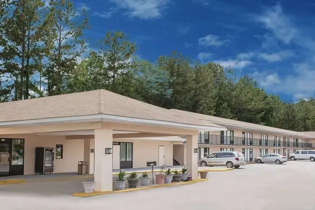 Days Inn by Wyndham Newton - 1