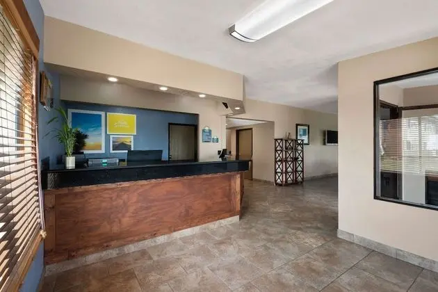 Days Inn by Wyndham Newton - Lobi