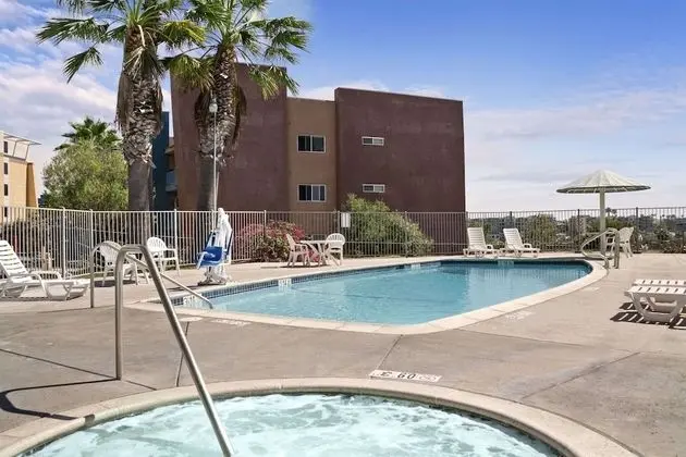 Days Inn by Wyndham Oceanside - Havuz