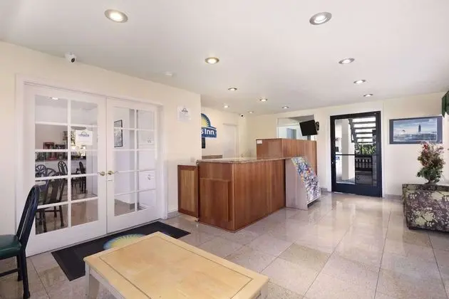 Days Inn by Wyndham Oceanside - Lobi