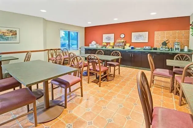 Days Inn by Wyndham Olathe Medical Center