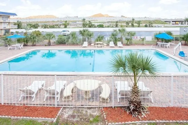 Days Inn by Wyndham Orlando Downtown - Havuz