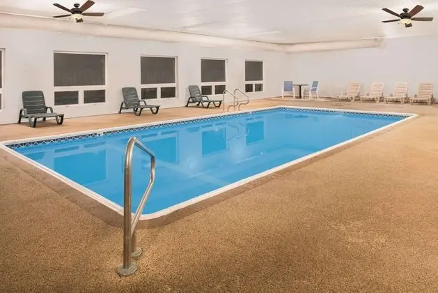 Days Inn by Wyndham Osage Beach Lake of the Ozarks - Havuz
