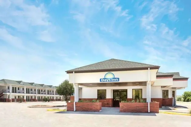 Days Inn by Wyndham Paxton - 1