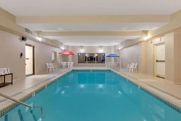 Days Inn by Wyndham Pittsburgh Airport