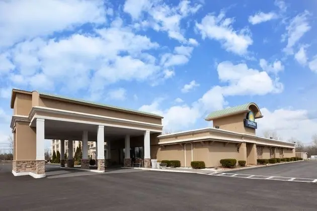 Days Inn by Wyndham Plattsburgh - Dış Mekan