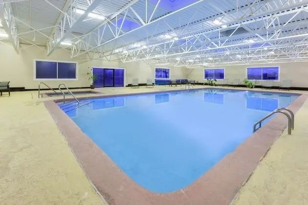 Days Inn by Wyndham Plattsburgh - Havuz