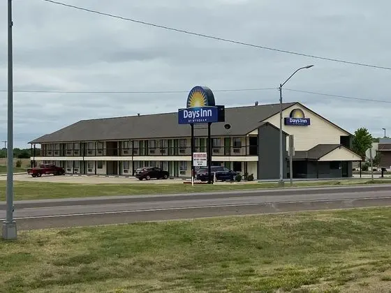 Days Inn by Wyndham Pratt