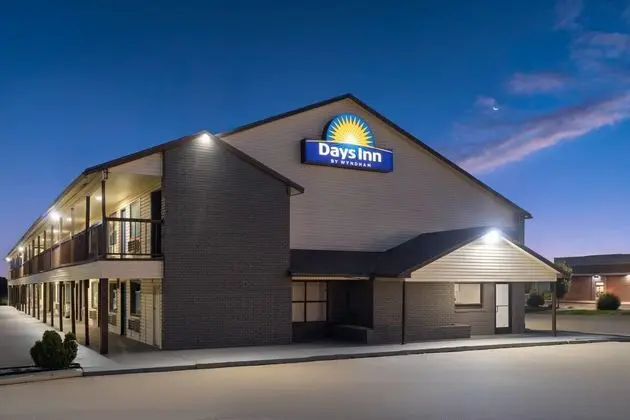 Days Inn by Wyndham Pratt - Dış Mekan