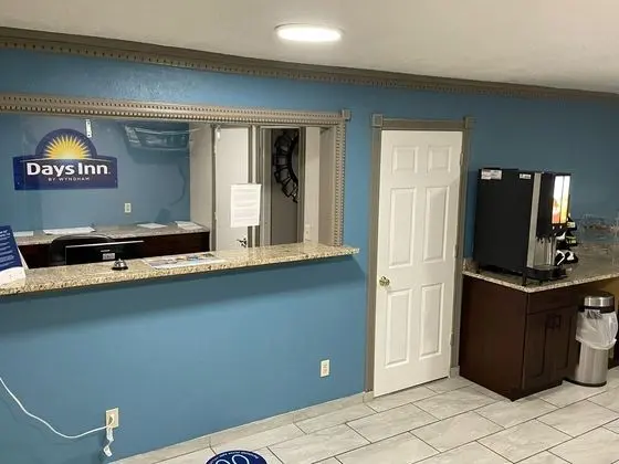 Days Inn by Wyndham Pratt - Lobi