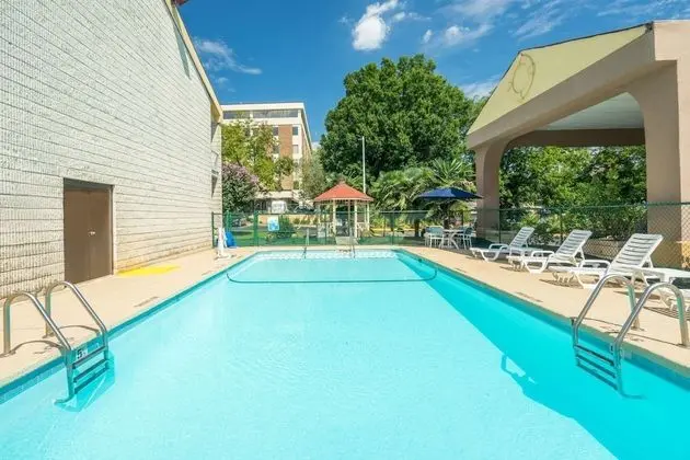 Days Inn by Wyndham Raleigh Midtown - Havuz