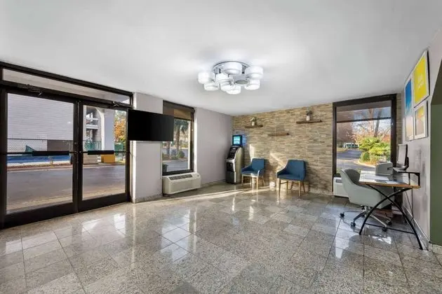 Days Inn by Wyndham Raleigh Midtown - Lobi