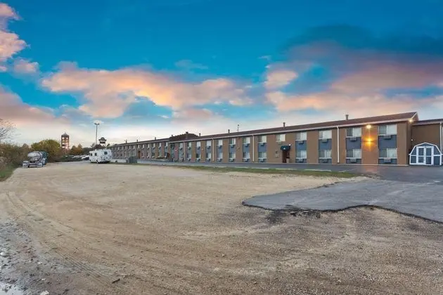Days Inn by Wyndham Rockford - 1