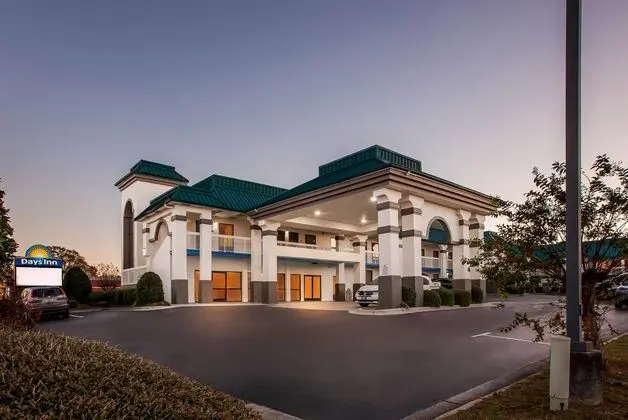 Days Inn by Wyndham Saint Pauls - Dış Mekan
