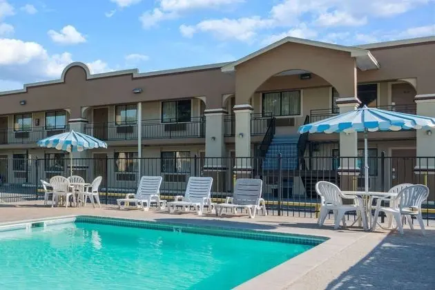 Days Inn by Wyndham San Marcos - Havuz