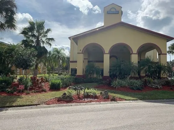 Days Inn by Wyndham Sarasota I-75 - Dış Mekan