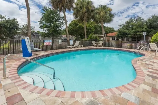 Days Inn by Wyndham Sarasota I-75 - Havuz