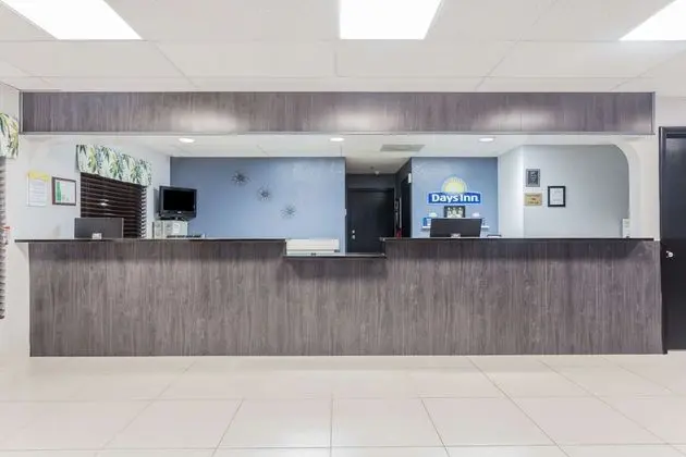 Days Inn by Wyndham Sarasota I-75 - Lobi
