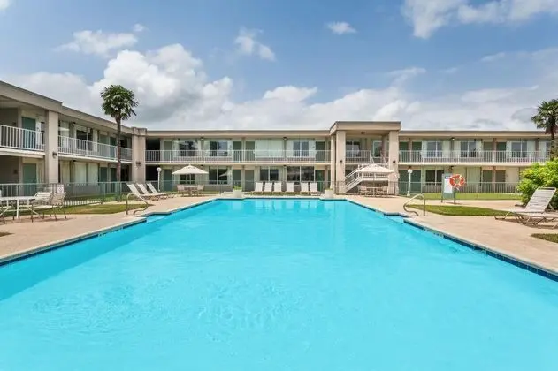 Days Inn by Wyndham Seguin TX