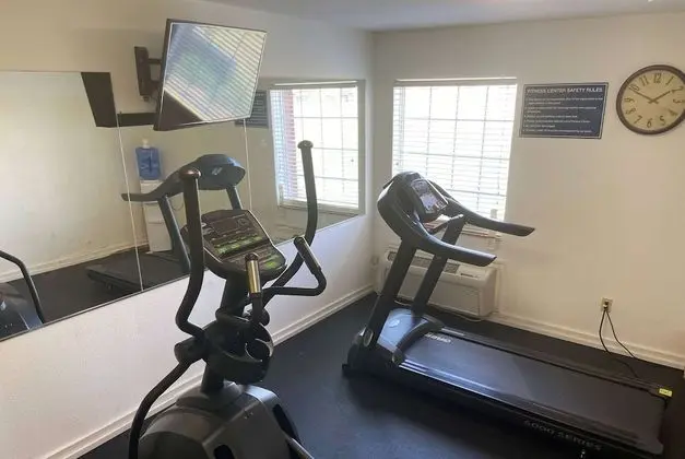 Days Inn by Wyndham Shawnee - Fitness