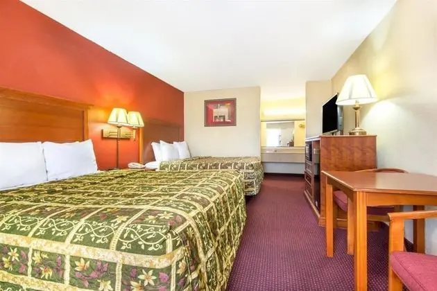 Days Inn by Wyndham Shorter - 1