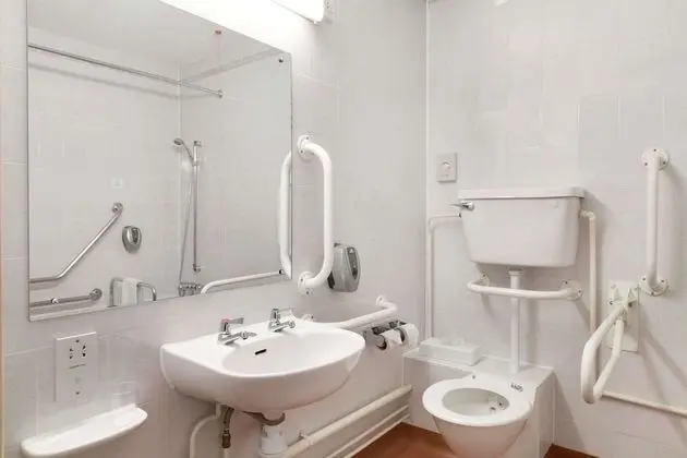 Days Inn by Wyndham Southampton Rownhams - Banyo Tipleri