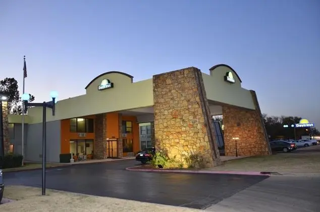 Days Inn by Wyndham Southern Hills/ORU