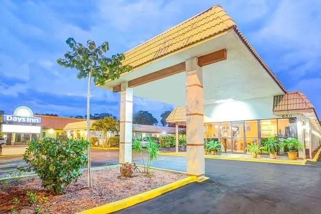 Days Inn by Wyndham St. Petersburg Central - 1